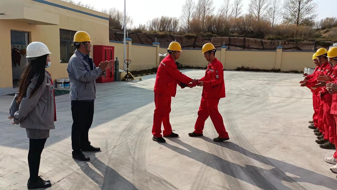 首车氦气出售领导讲话并颁发优秀员工奖